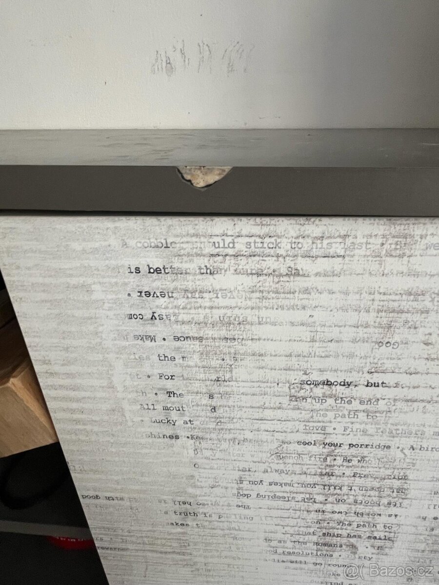 Prodám prostrannou skříňku - dobrý stav - 4