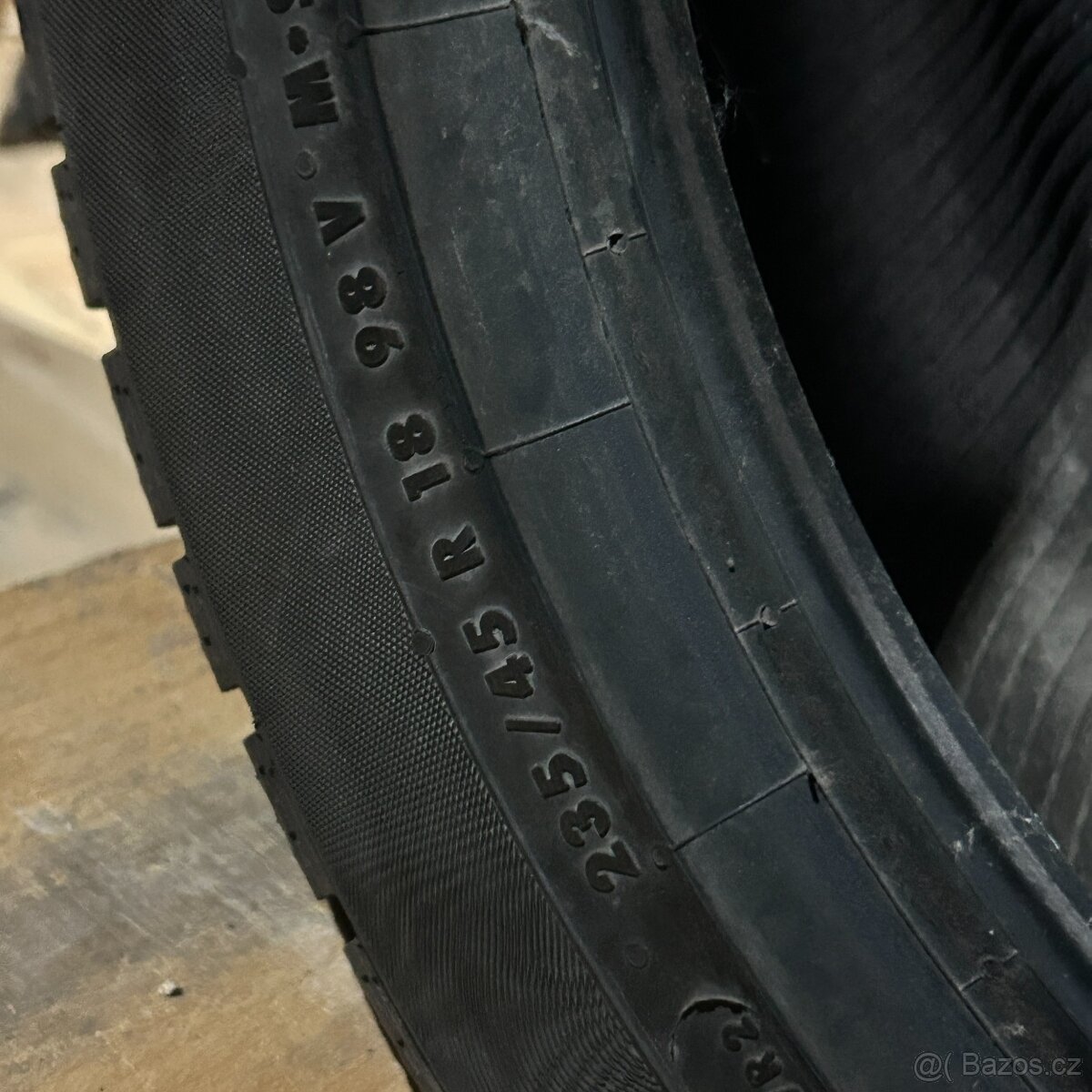 Zimní pneu 235/45 R18 98V Continental 7,5mm - 4