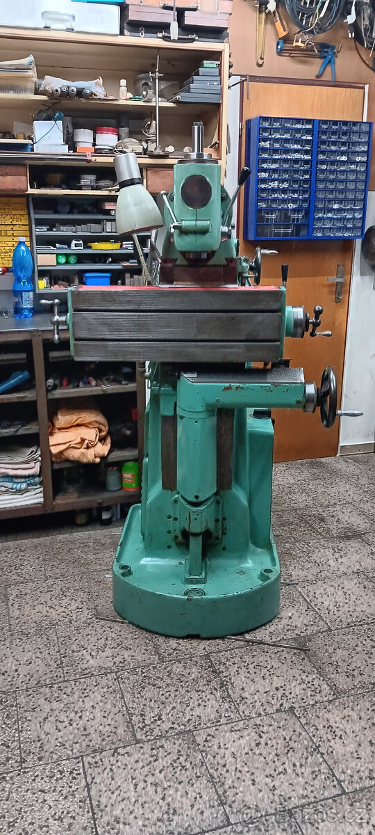 Nástrojařská frézka FN22 - 4