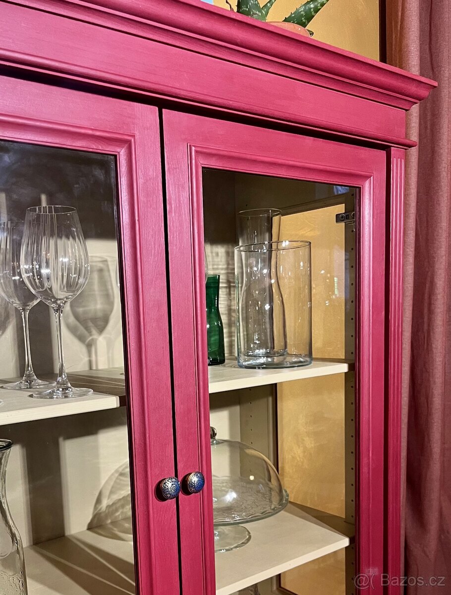 Originální dřevěná vitrína ve vintage stylu - 4