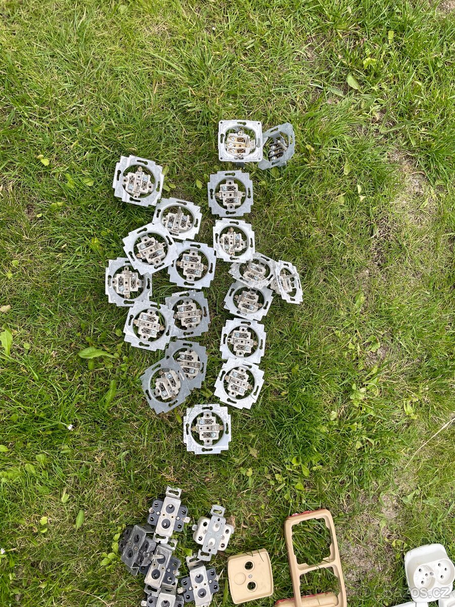 Rámečky, zasuvky, vypínače - 4