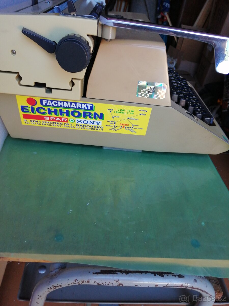 Prodám mechanicky psací stroj Konsul - 4