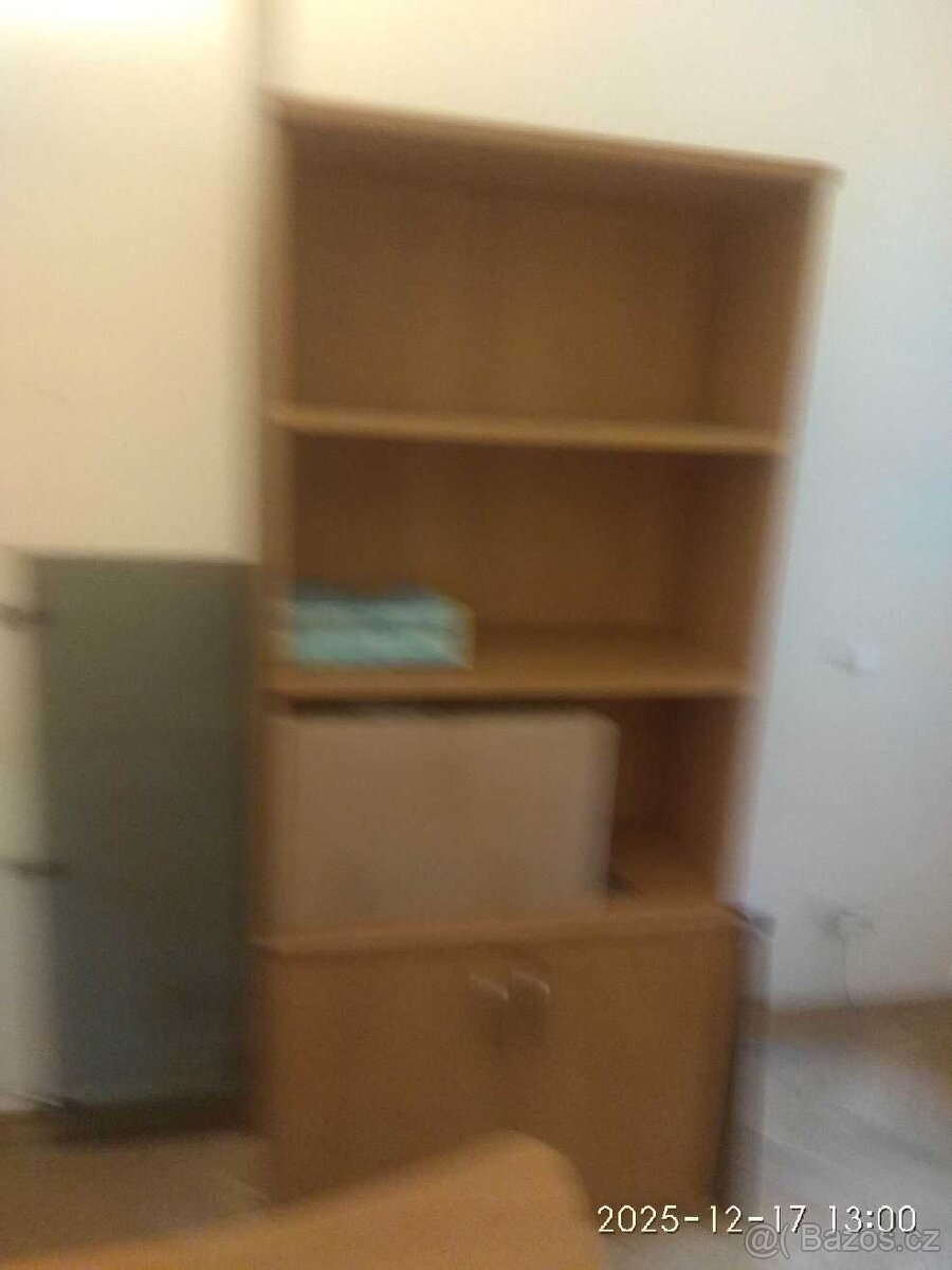 Kvalitní italský kancelářský nábytek - stoly a skříně - 4