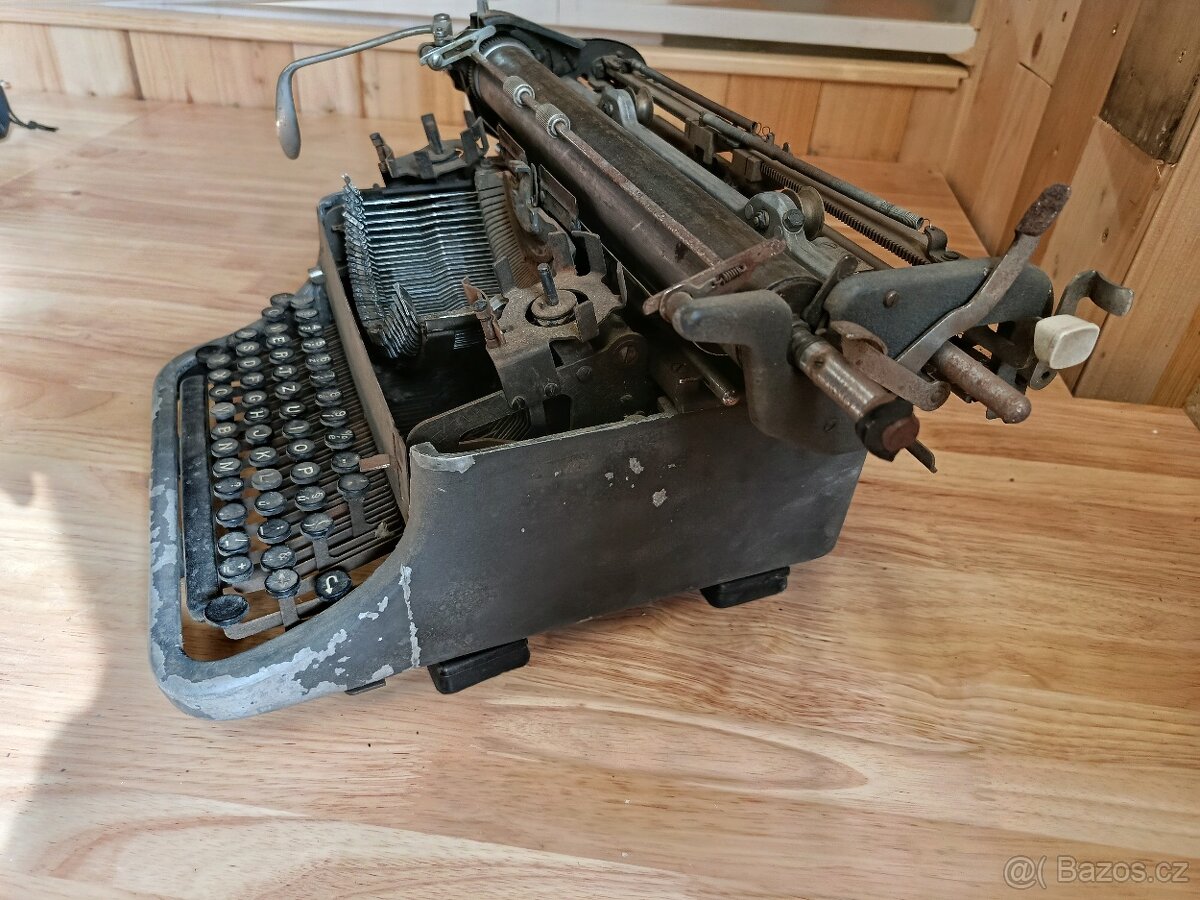 Starý psací stroj - 4