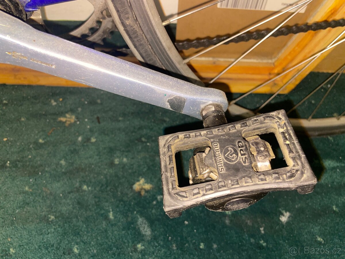 Starší silniční kolo v dobrém stavu - 4
