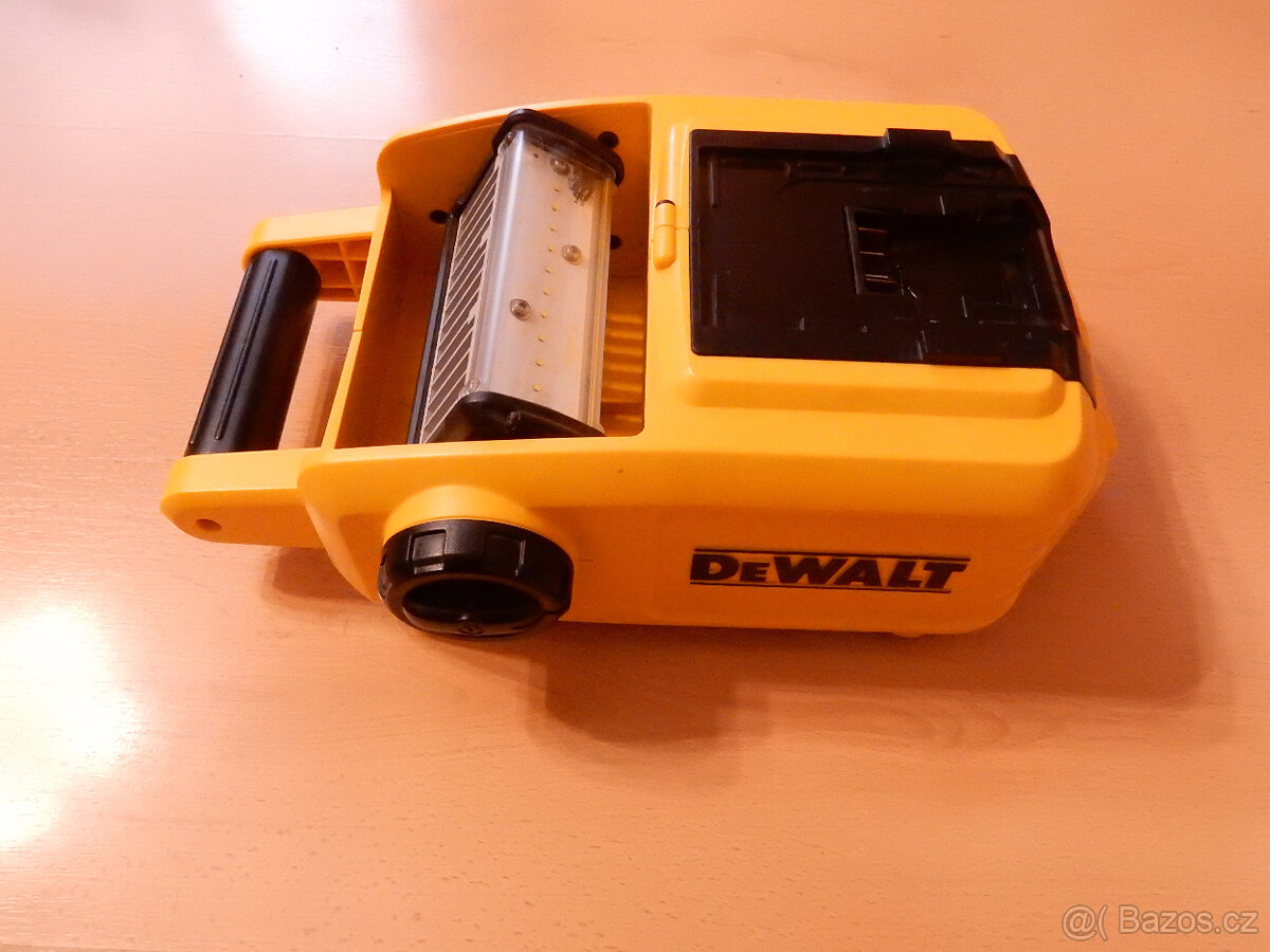 Prodám aku světlo Dewalt dcl060 - 4