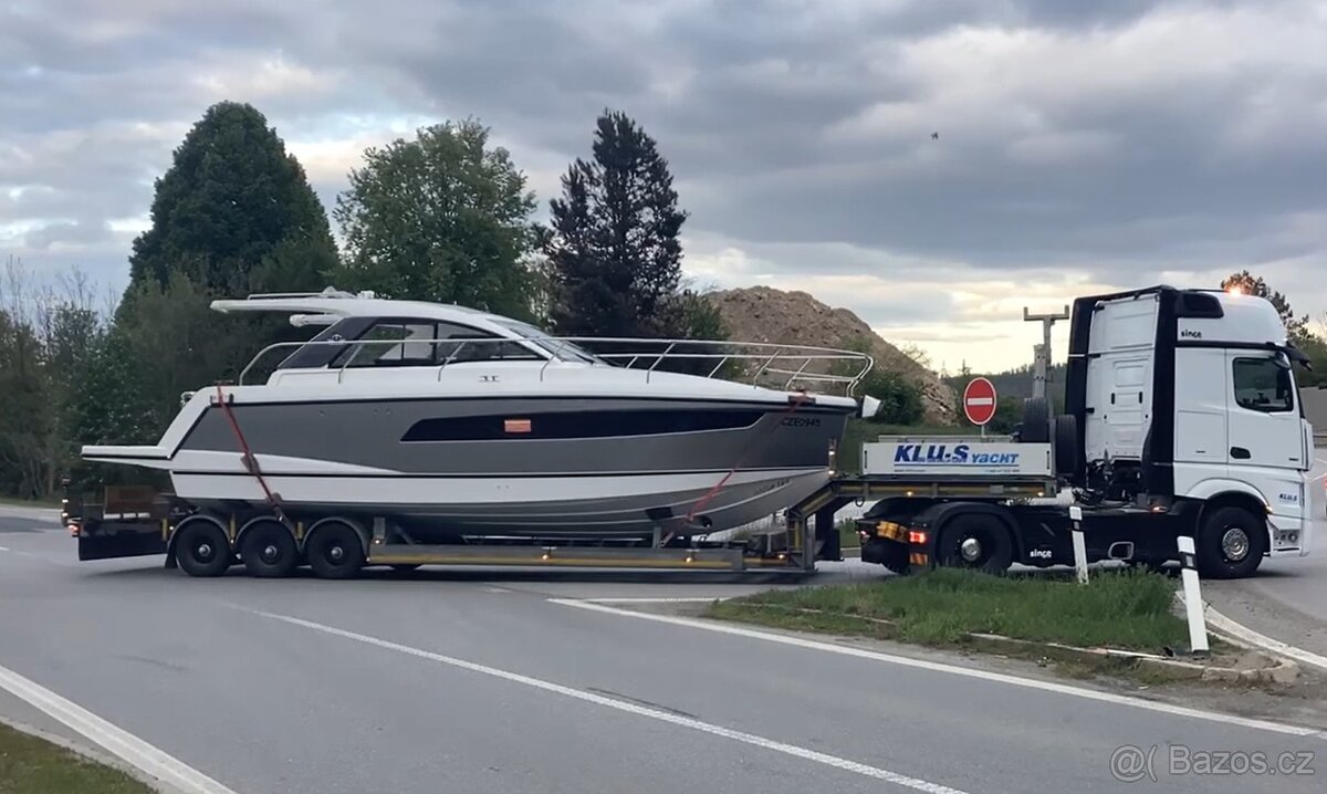 Motorová jachta SEALINE S335 - 4