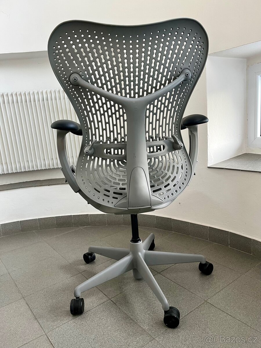 kancelářská židle Herman Miller Mirra - top stav - 4