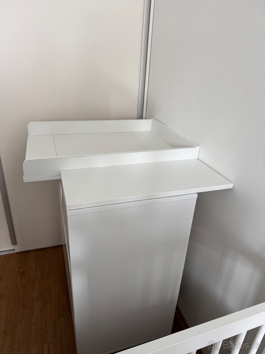 Komoda s přebalovacím nástavcem a dětská postýlka se zásuvko - 4