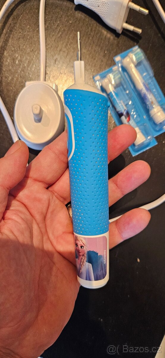 Oral B kartáček Elsa a Anna + 2 hlavice - 4