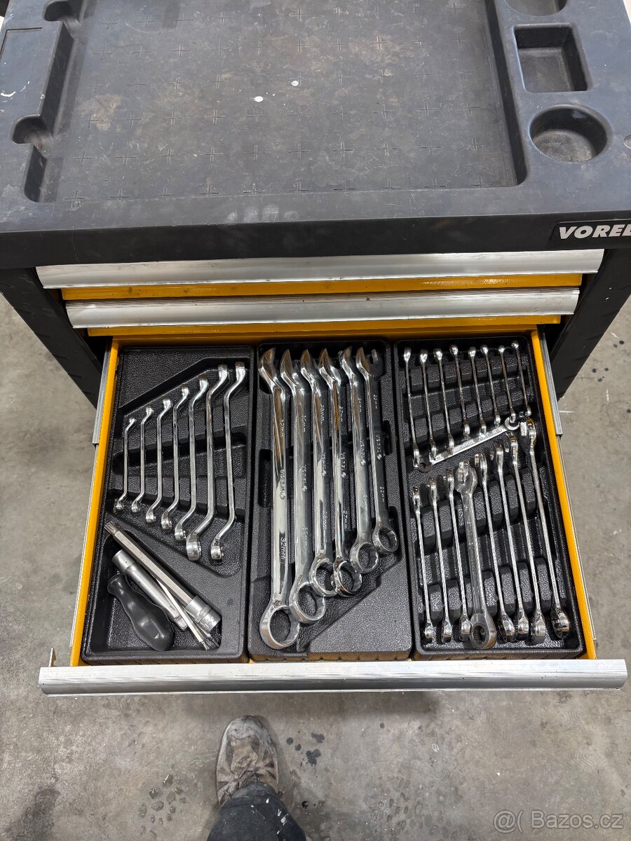 Vybavený vozík s nářadím a kompresor - 4