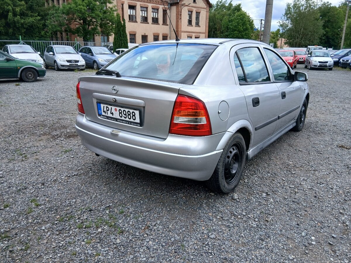 Opel Astra 1.2i - 4