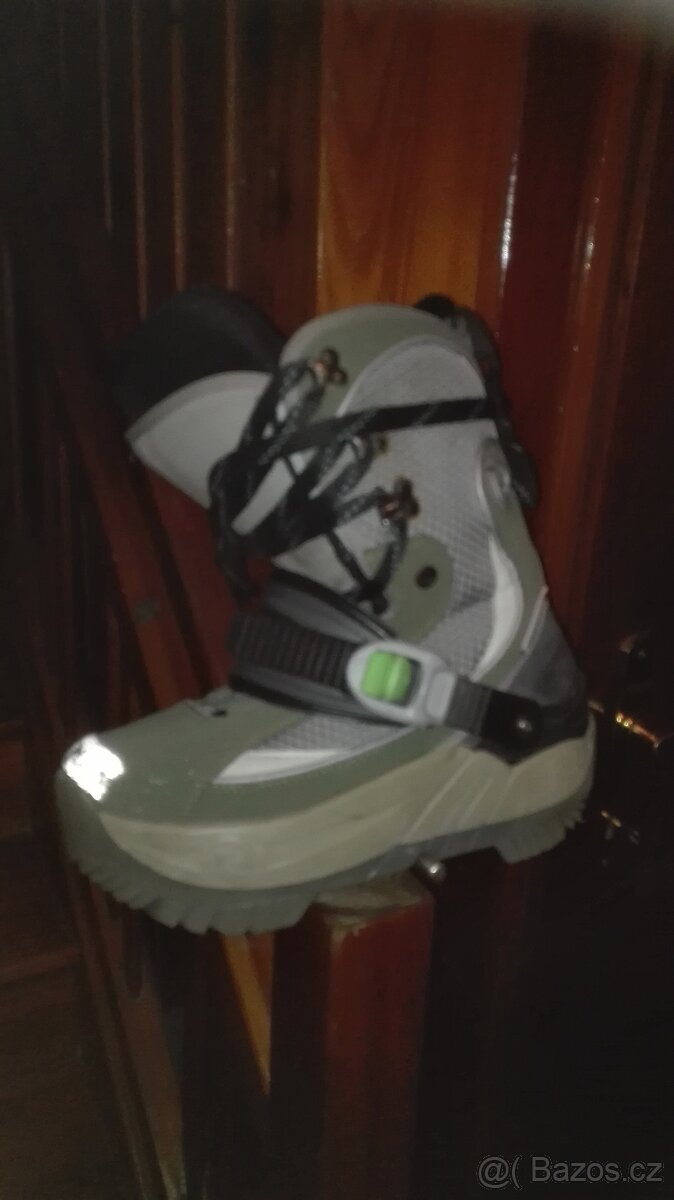 prodám snowboard s vázáním , možno i s botami mám 3ks levně - 4