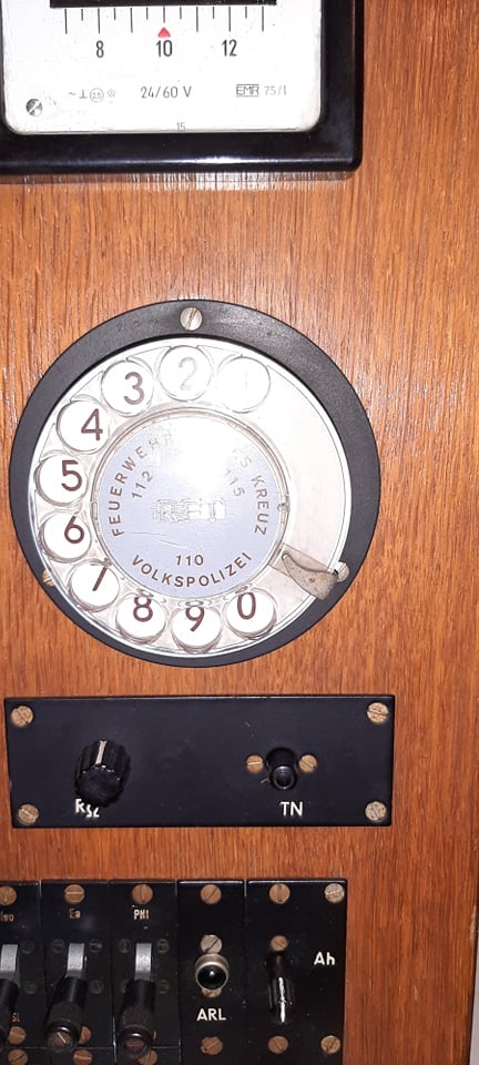 Starožitná telefonní ústředna RFT TOP - 4