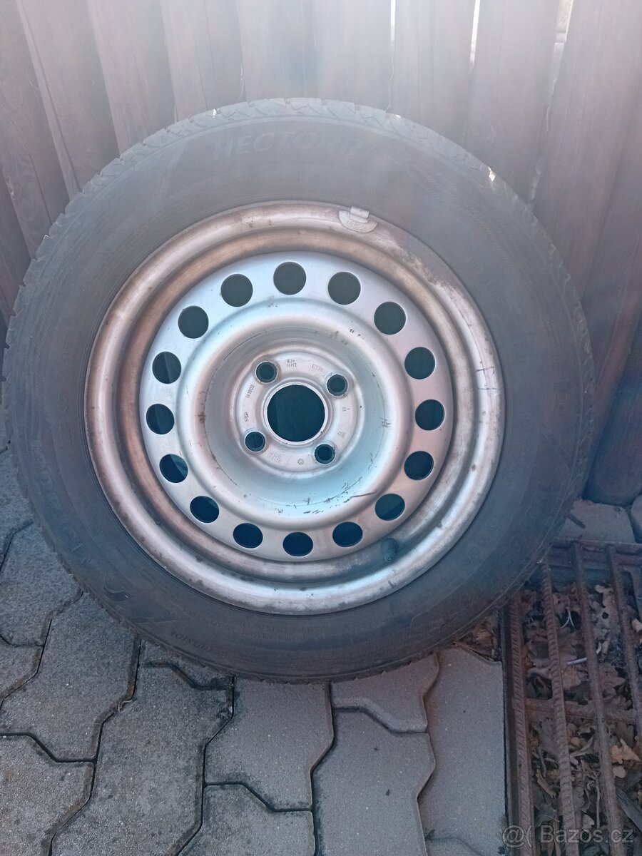 Prodám osobní pneu na diskách - 4