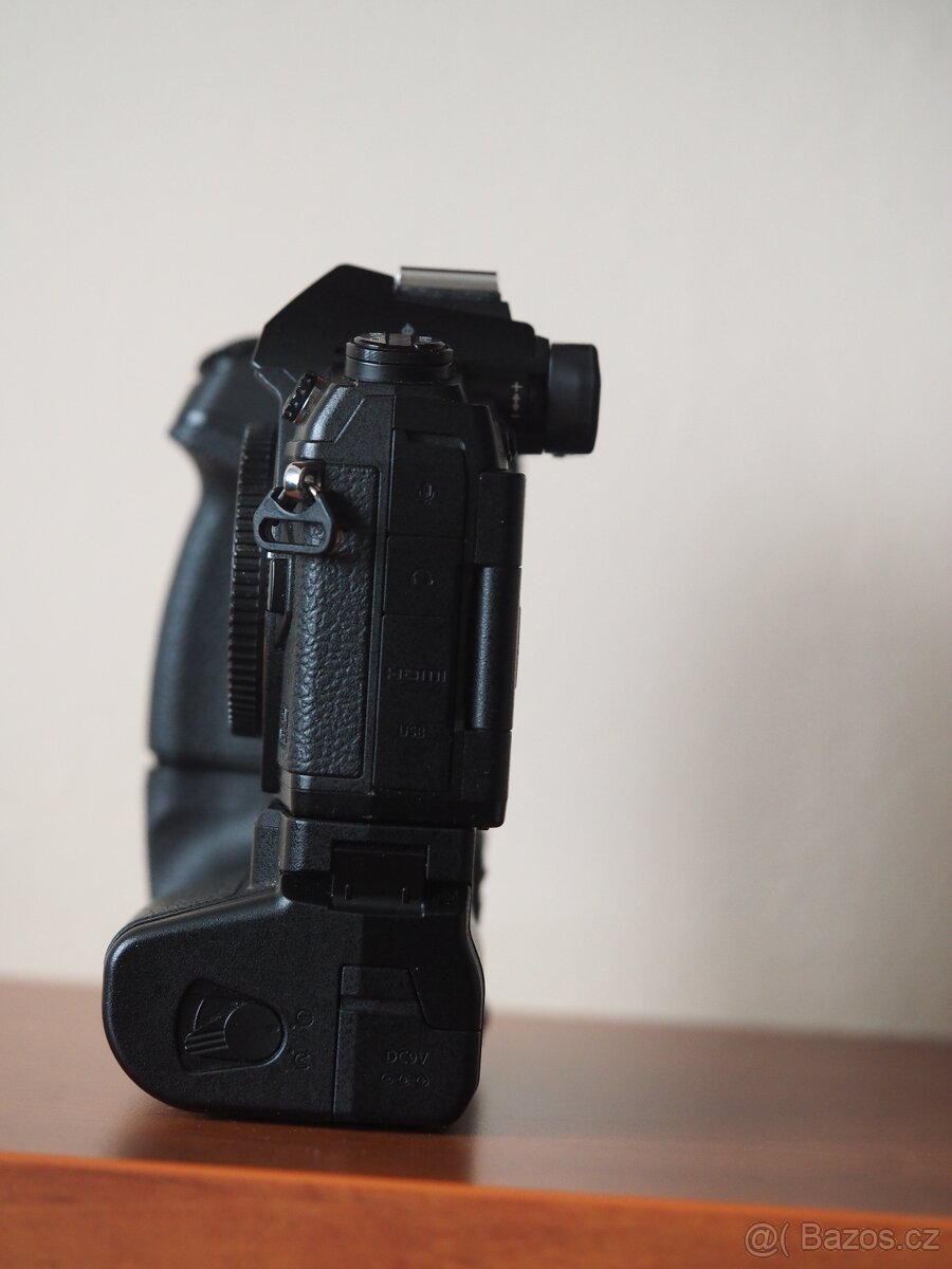 Olympus OM-D E-M1 mark III + bateriový grip - 4