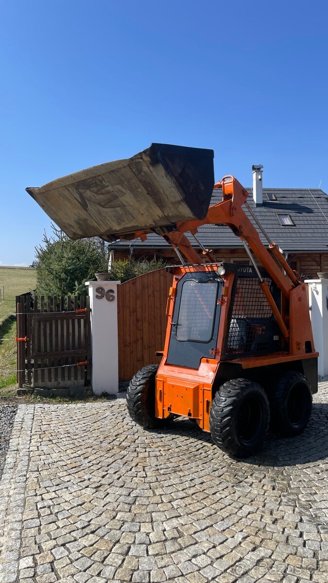 PRONÁJEM - SMYKOVÝ NAKLADAČ TOYOTA 2SDK8 - 4