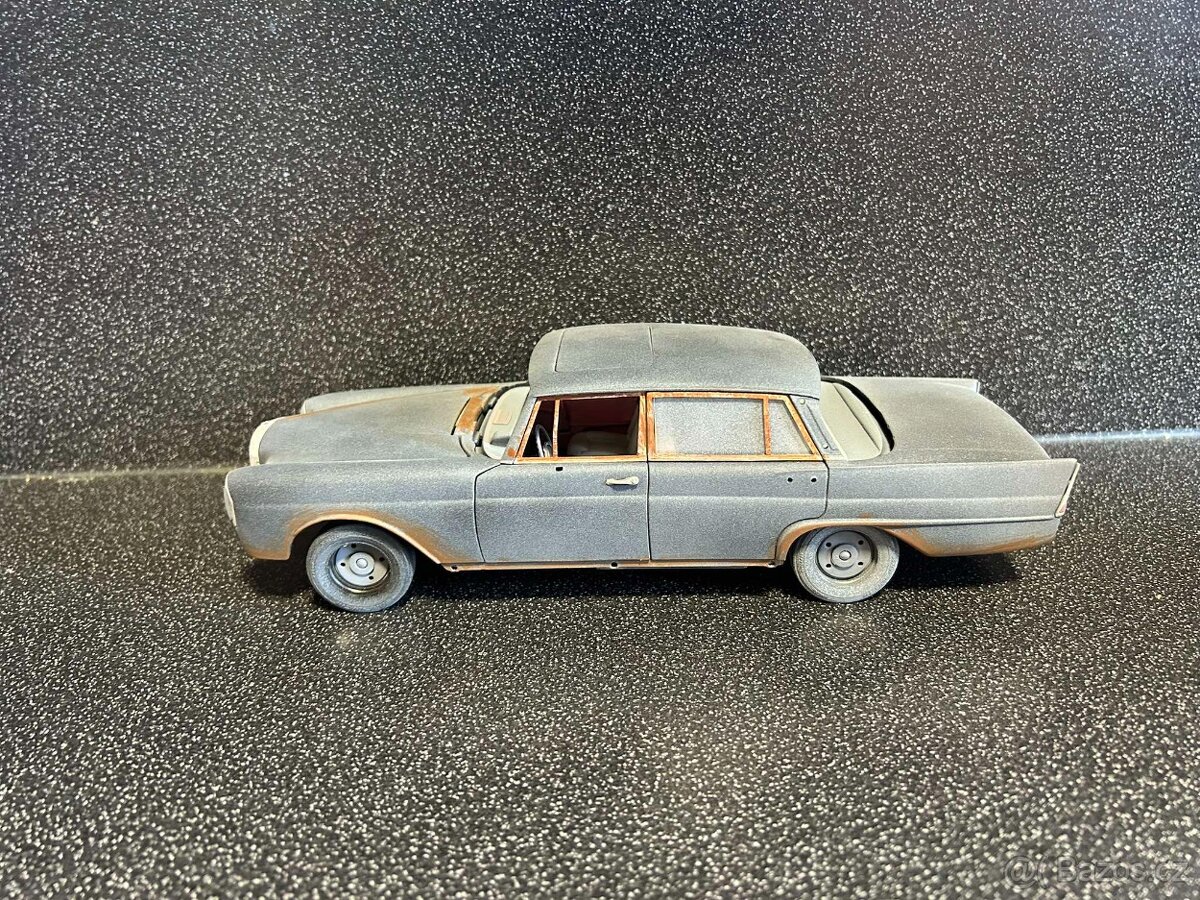 Mercedes Benz W111 220 SE heckflosse barn find 1:18 - 4
