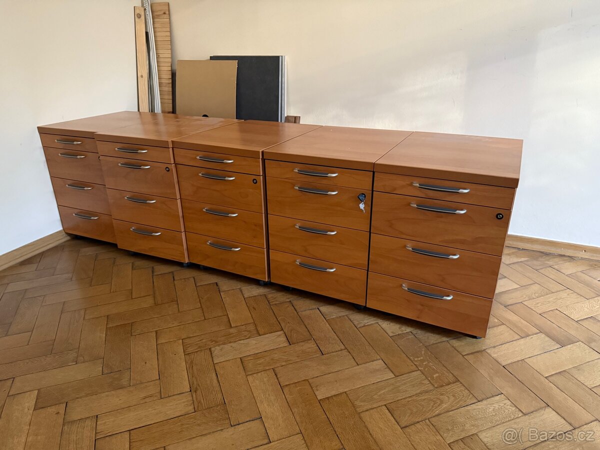 Kvalitní italský kancelářský nábytek (stoly, skříně a jiné) - 4