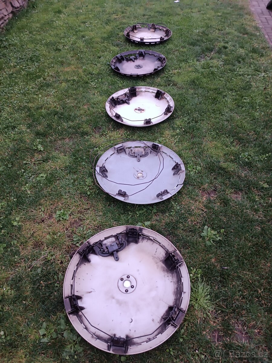 Plastové poklice z autobusu,použité - 4