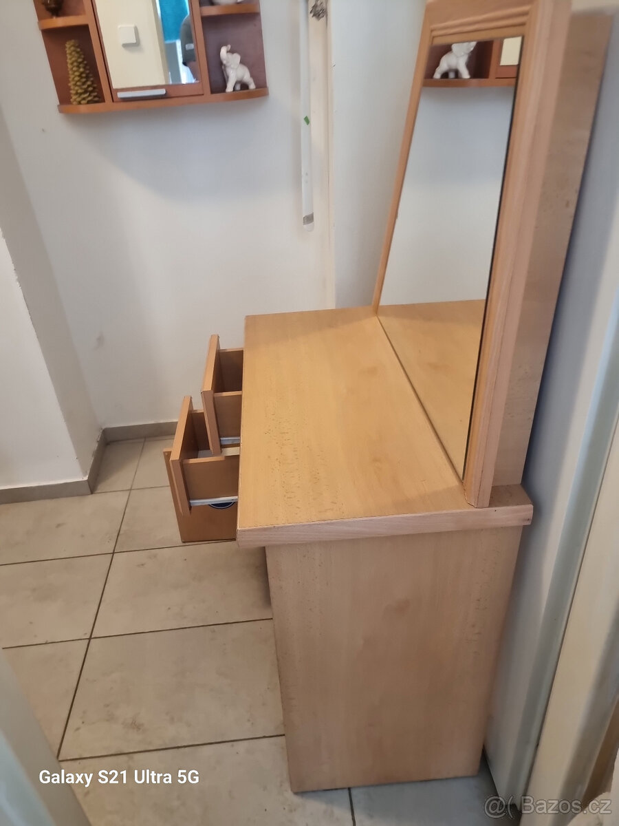 Kosmetický stolek - 4