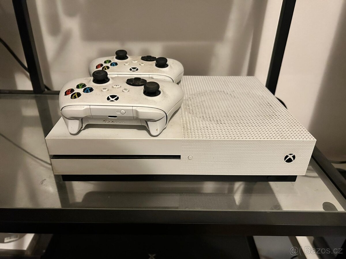 Xbox One S (1TB) + 2 ovladače + 10 Her - 4