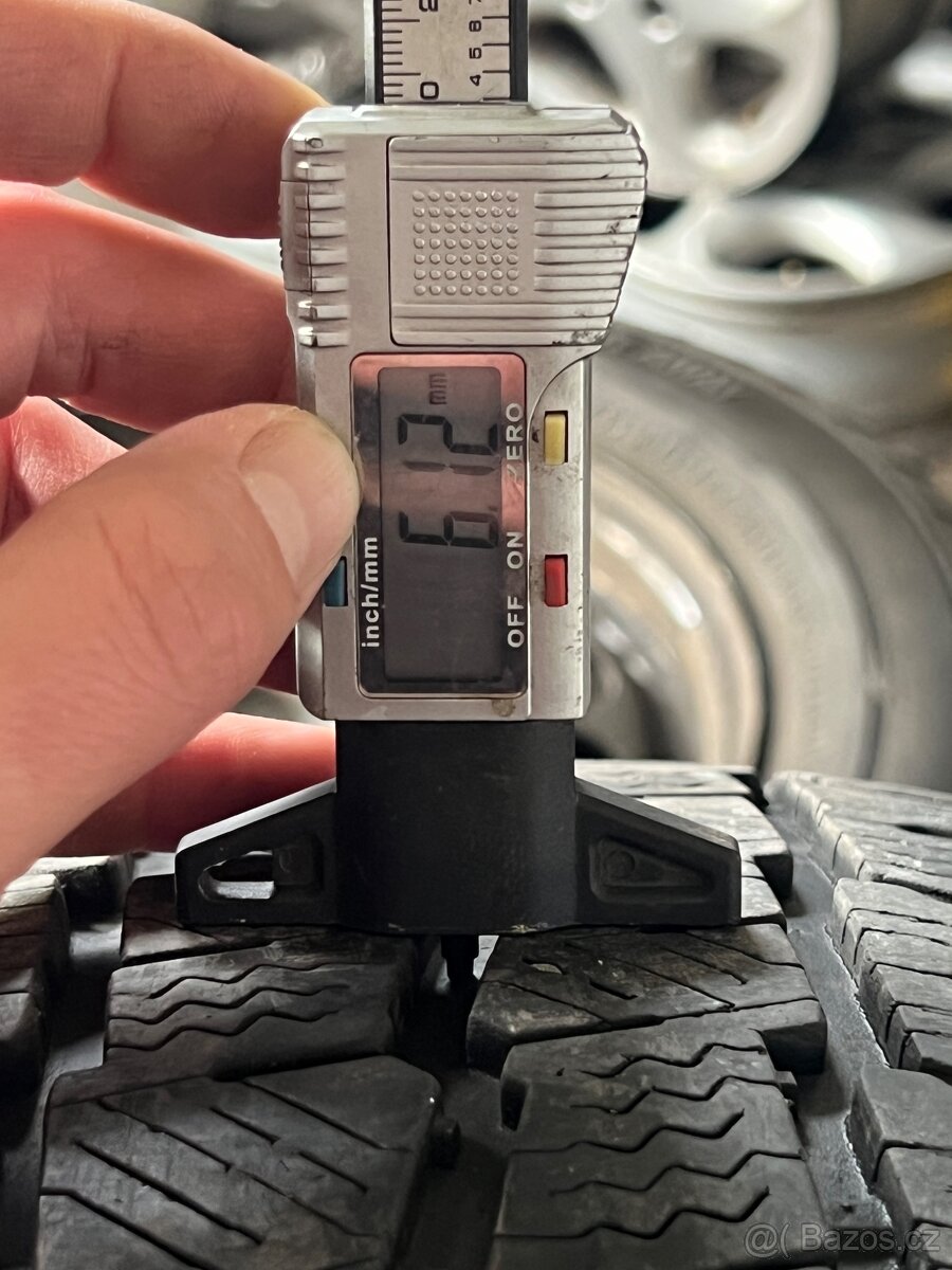 215/60R17C 109/107 T zimní MICHELIN - 4