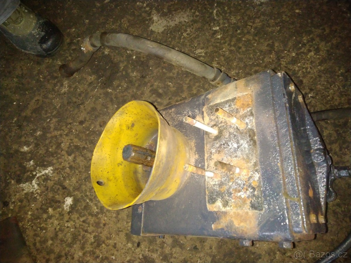 Pridavna univerzalna vyvodova hospodárska hriadeľ z UNIMOGU - 4