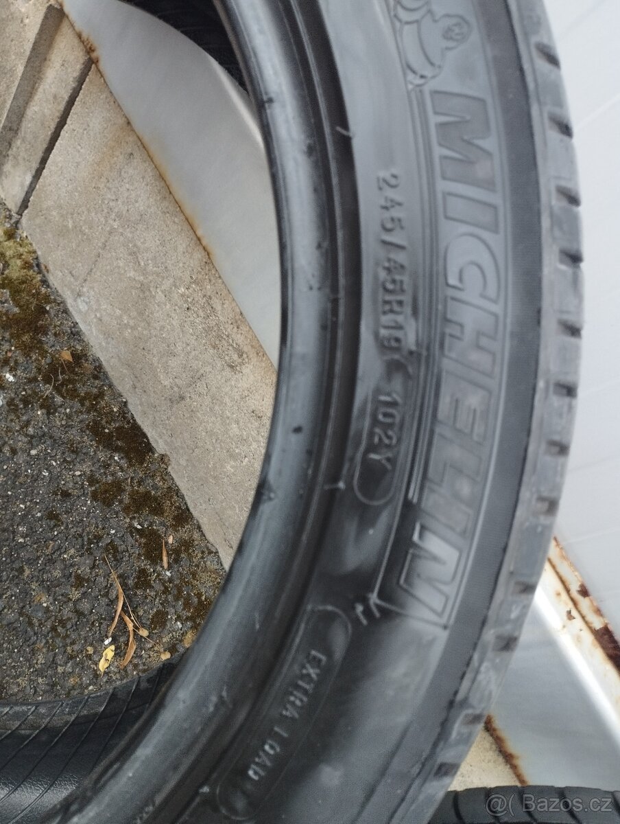 Pneu Michelin 245/45/19 (102Y) - 4
