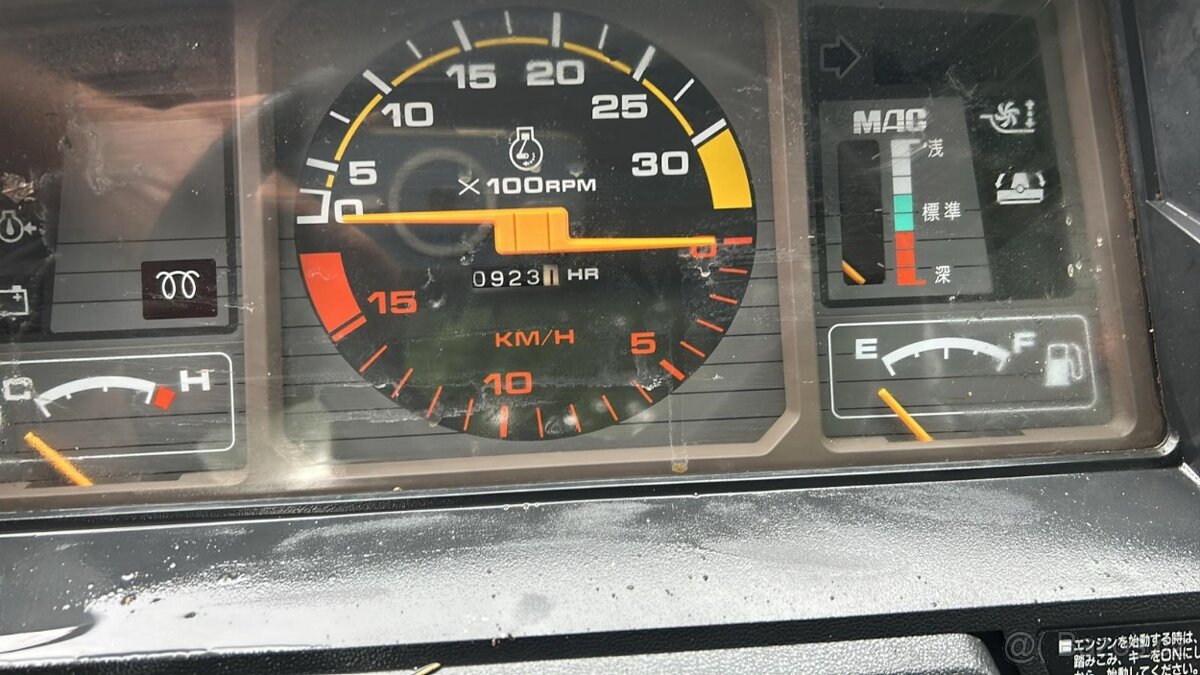 Malotraktor Mitsubishi s kabinou - 4