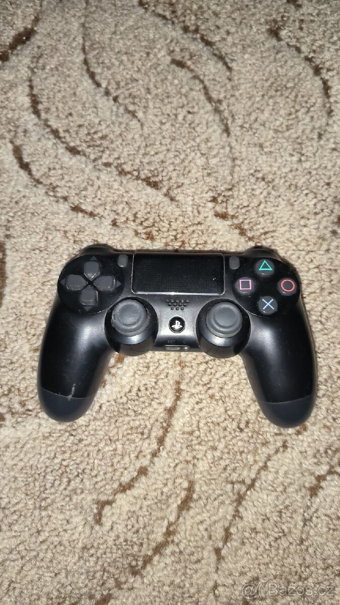 PS4 s ovladačem - 4