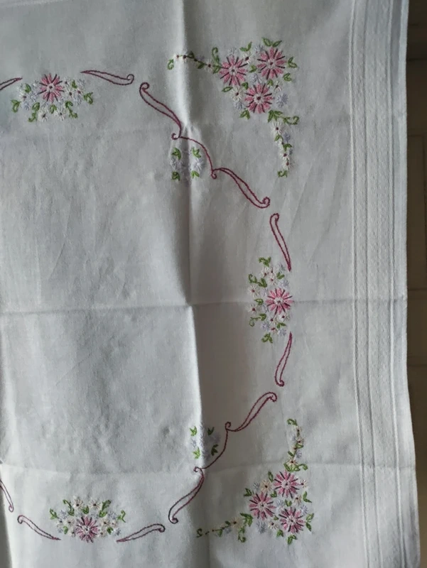 Ručně vyšívaný ubrus - 4