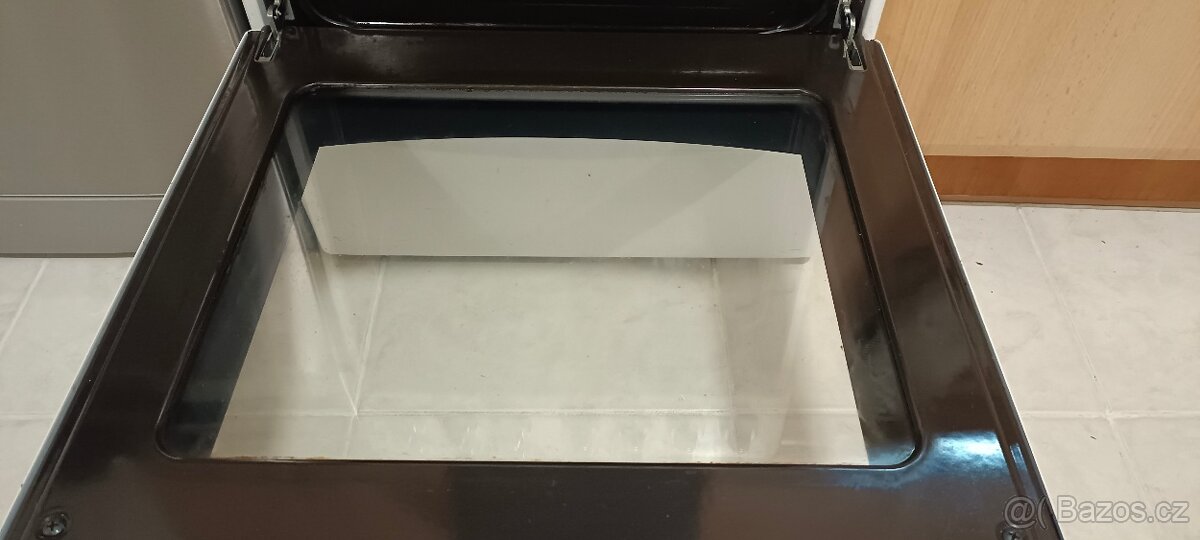 Prodám elektrický sporák Zn. Mora - 4