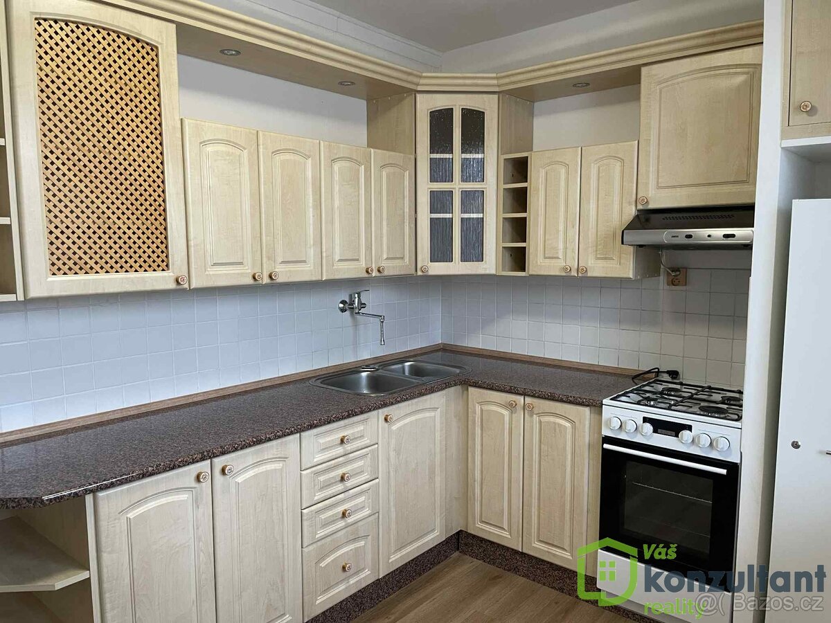 Pronájem prostorného bytu 3+1 s lodžií – 68 m², 3. NP, výtah - 4