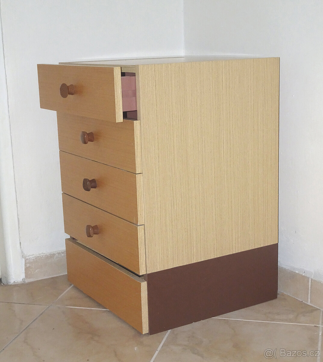 Nabízím praktickou skříňku se zásuvkami - 4