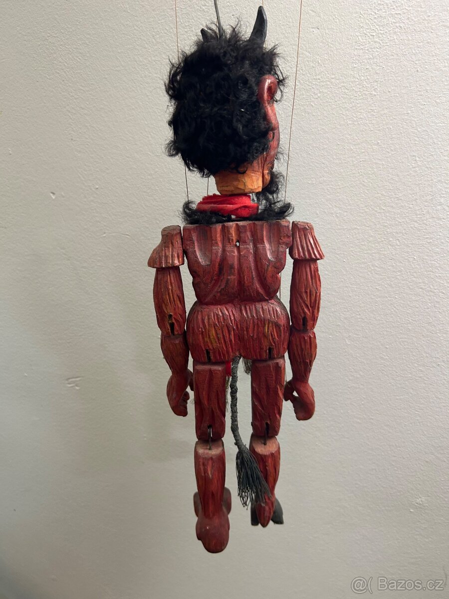 vyřezávaná loutka marioneta čert vyřezávaná ze dřeva - 4