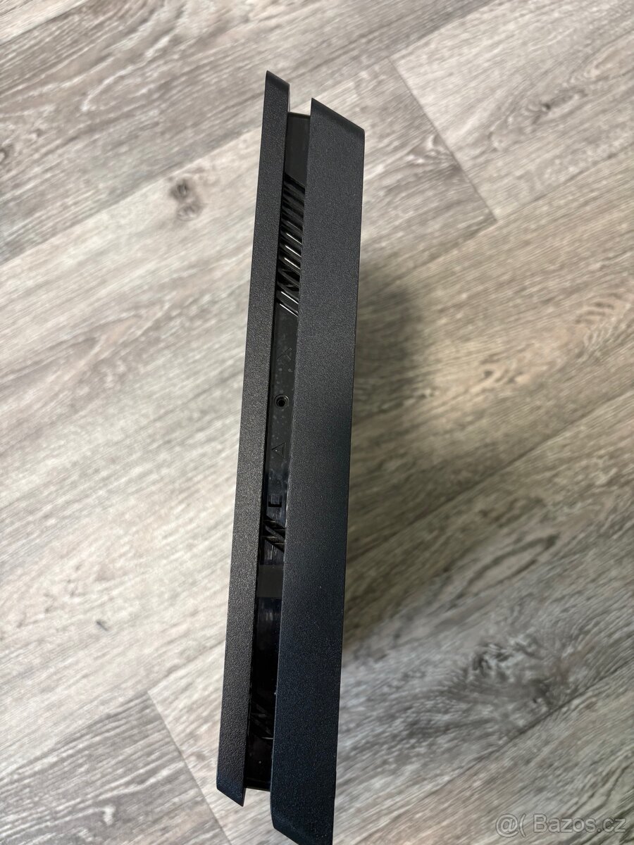 Playstation 4 slim (1 TB) - 4