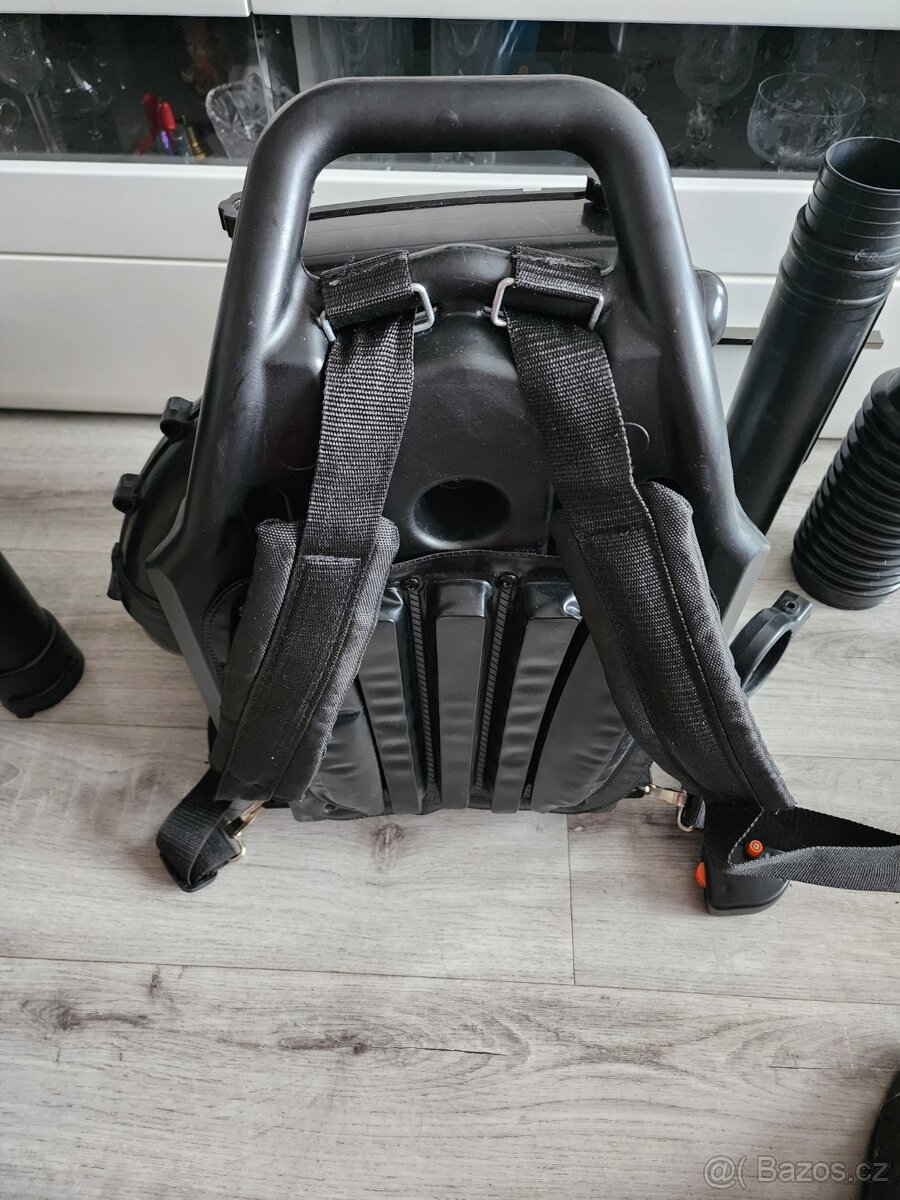 Benzínový zádový foukač listí BBX9900, 4T - 4
