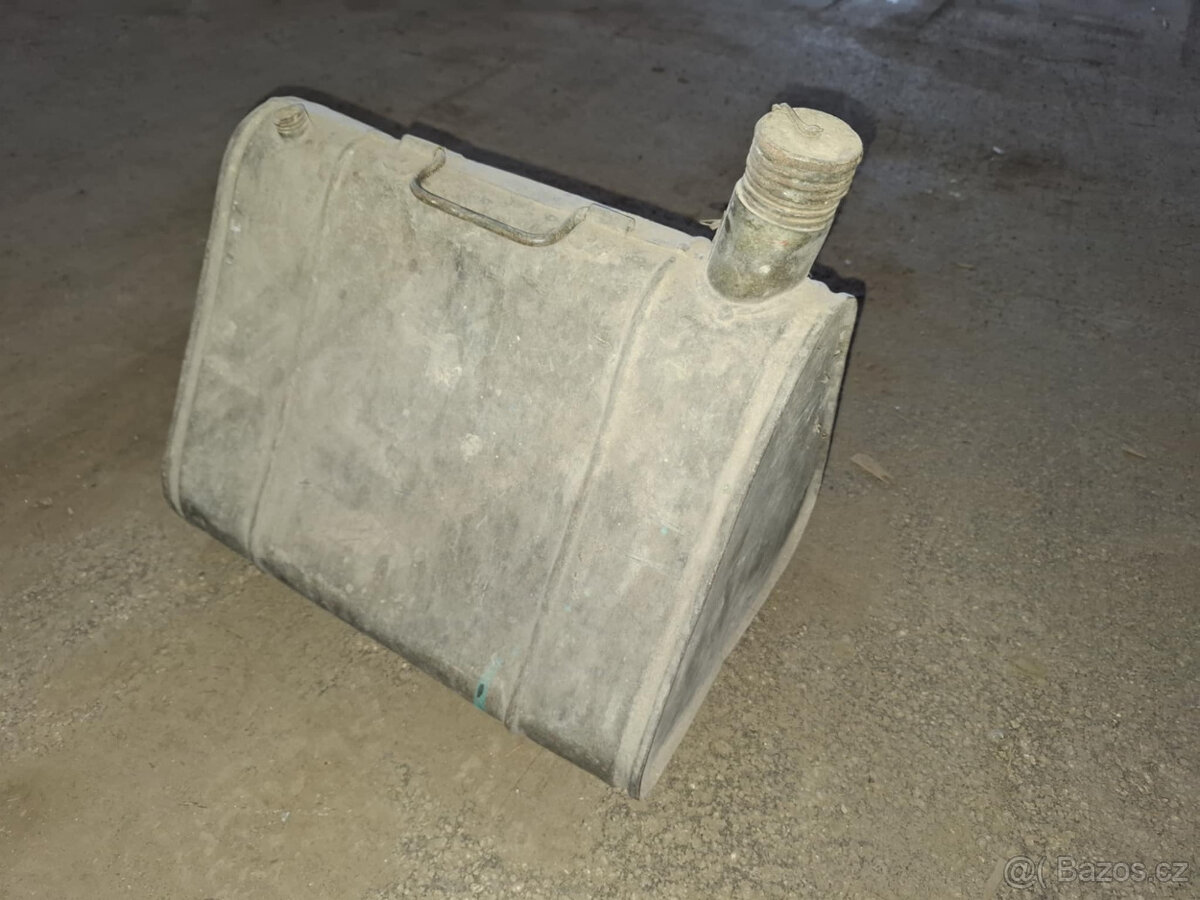 Starý retro kanystr - 4