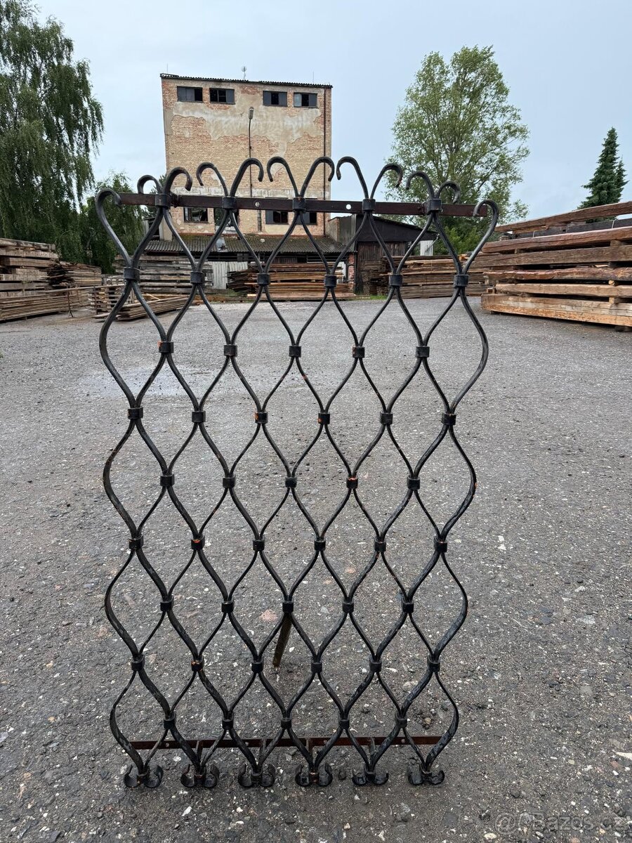 Staré železné mříže 2 - 4