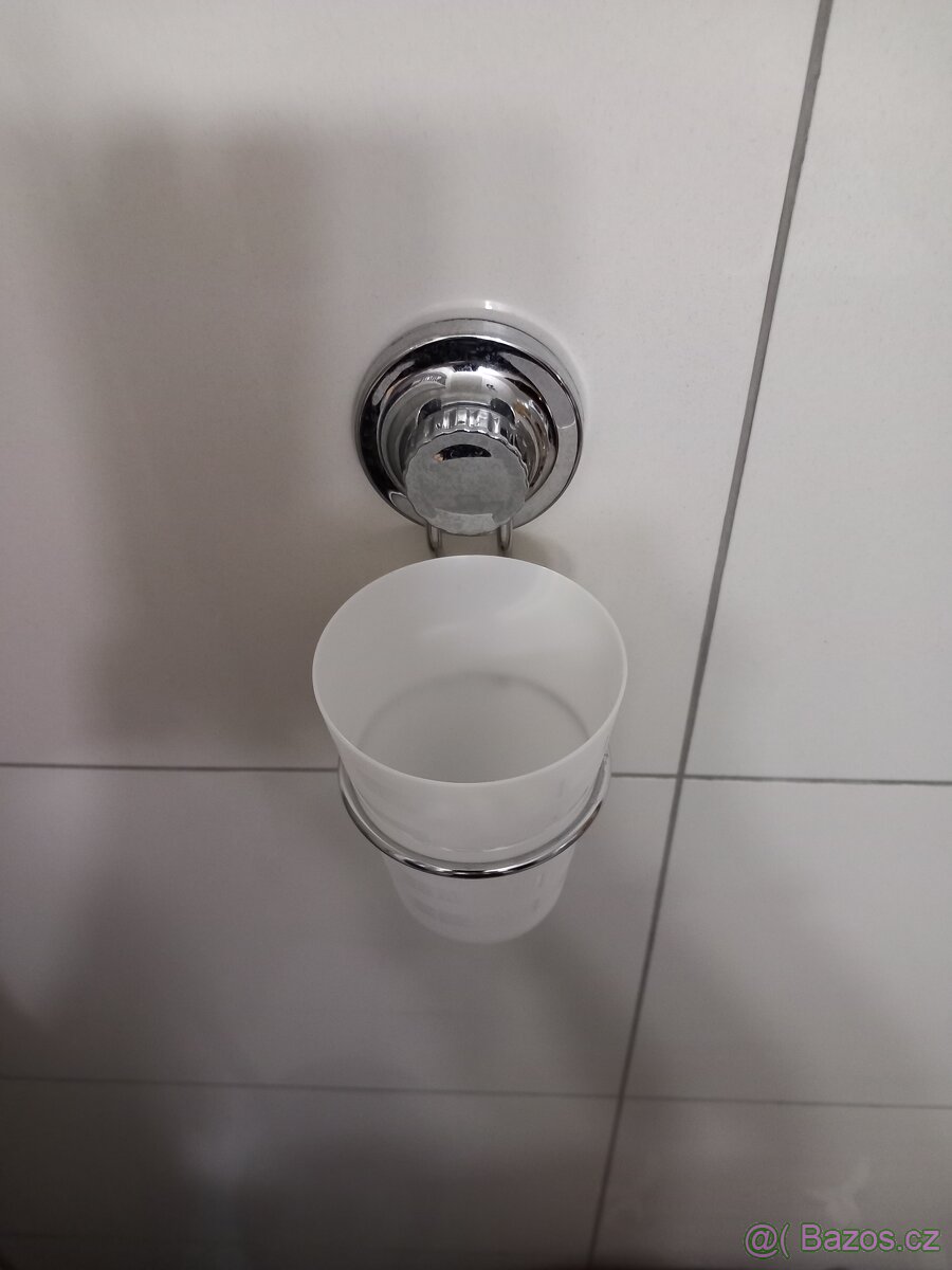 Držák kartáčků s přísavkou na zeď SIKO - 4