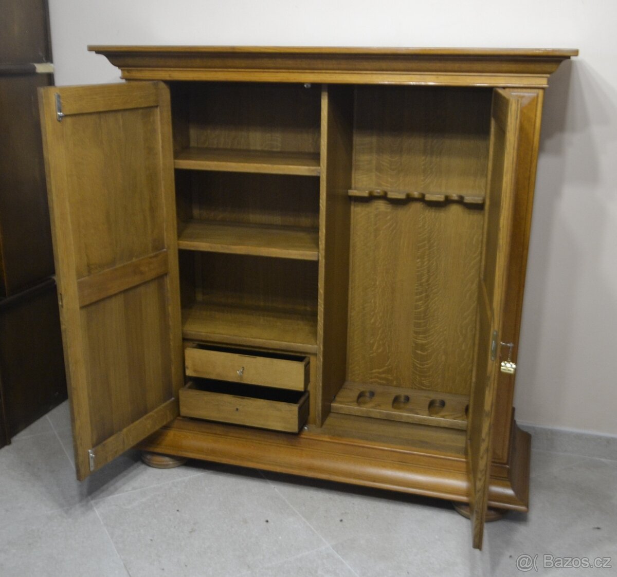 Dubová, masivní komoda na zbraně. TOP - 4