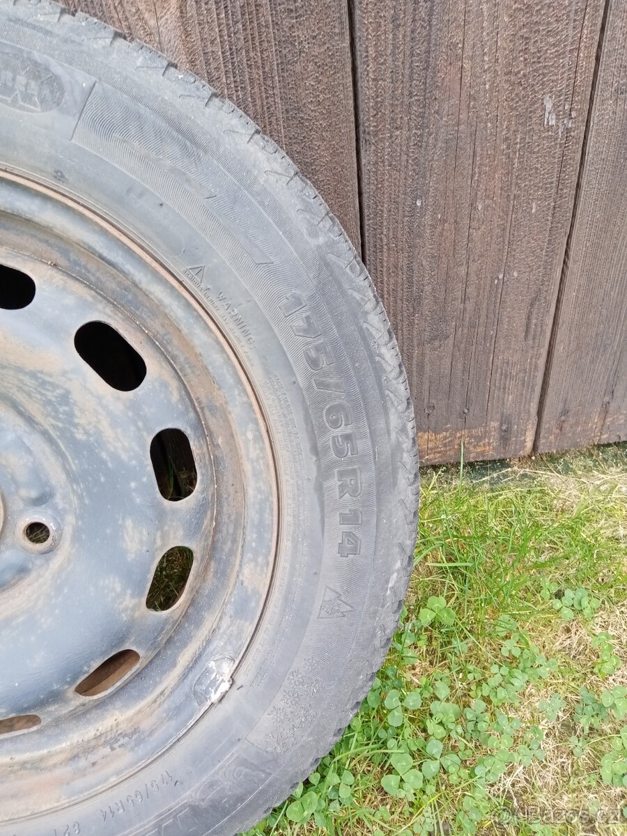 Zimní pneu 175/65 R14 na disku Ford - 4