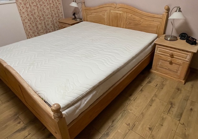 Dřevěná postel s nočními stolky - 4