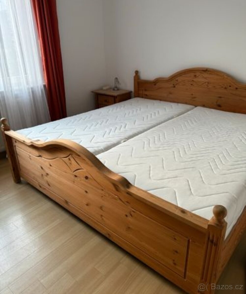 MASIVNÍ POSTEL S NOČNÍMI STOLKY A KOMODOU - 4