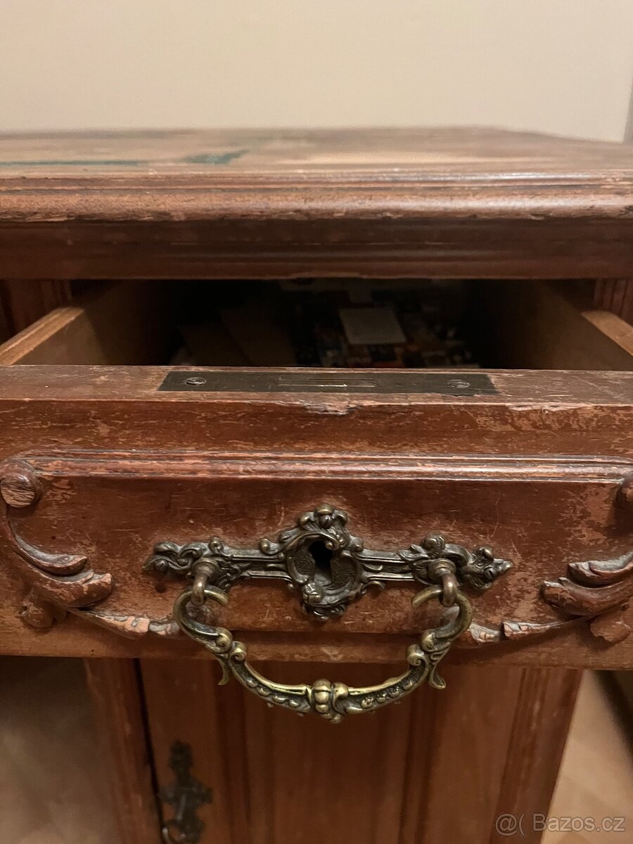 Prodám starý psaci stůl dřevěný - 4