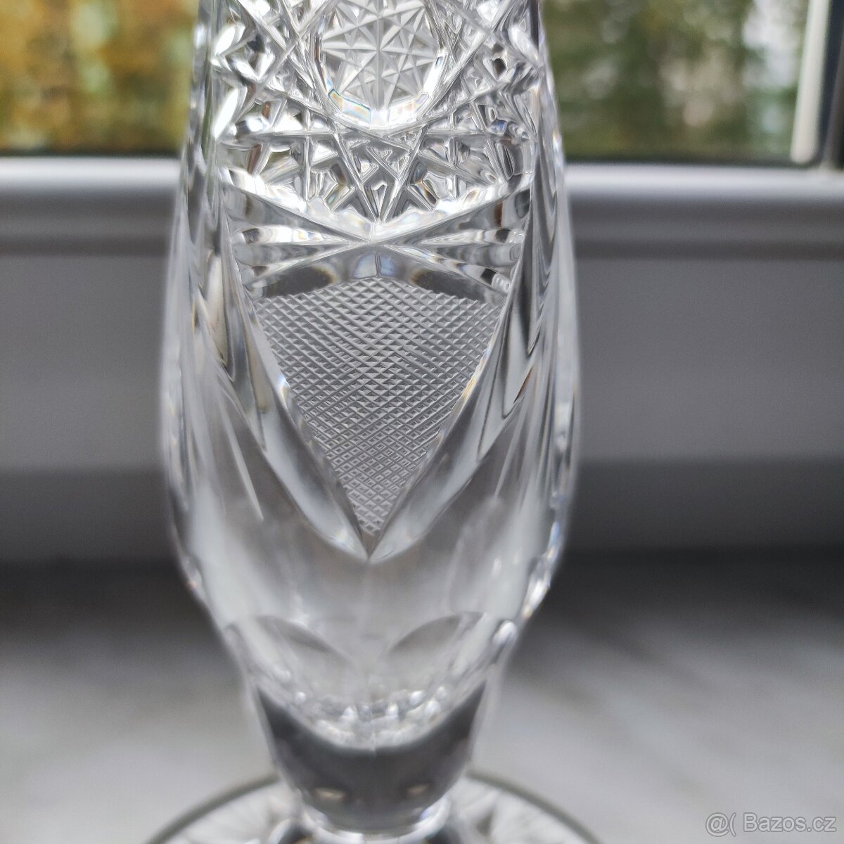 menší broušená váza na jeden květ - 4