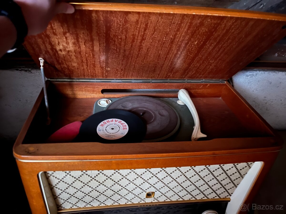 Rádio s gramofonem rok cca 1960 - 4
