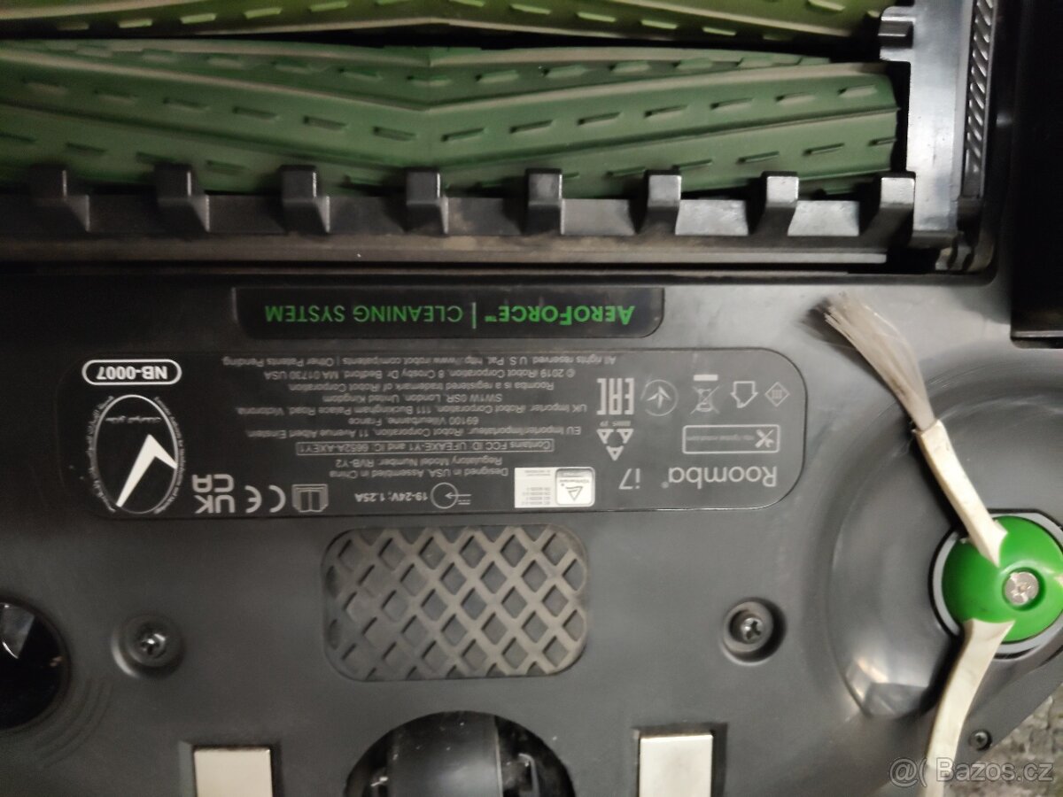 iRobot Roomba i7 se stanicí CleanBase - 4
