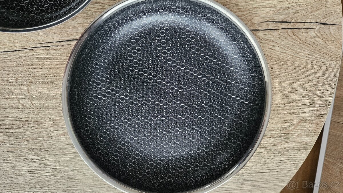 Seda dvou pánví David v kuchyni - 4